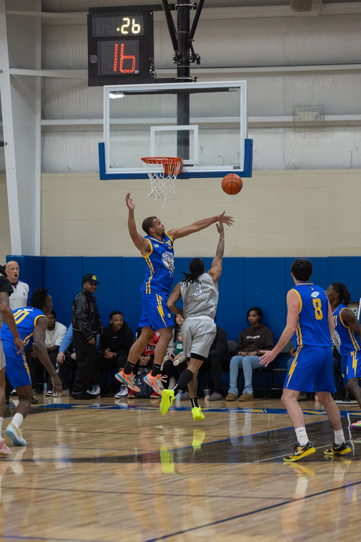 Electric Hoop Team Overwhelms the Willamette Valley Jaguars in Regular Season Finale